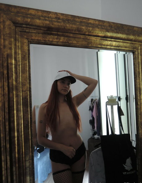 Naken lekkede OnlyFans-bilde av Miathorneofficial