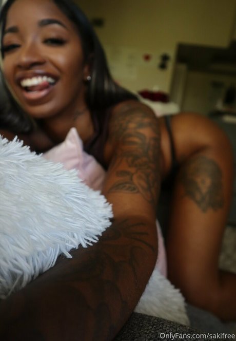 Naakte gelekte OnlyFans-foto van Sakifree