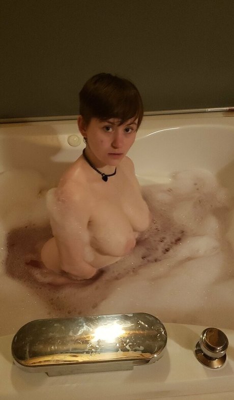 Naken läckt OnlyFans-bild av Curvyelvishgirl