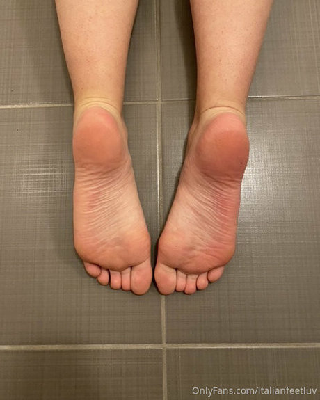 Alaston vuotanut OnlyFans-kuva Italianfeetluv