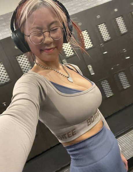 Naken lekkede OnlyFans-bilde av Hollyliangg