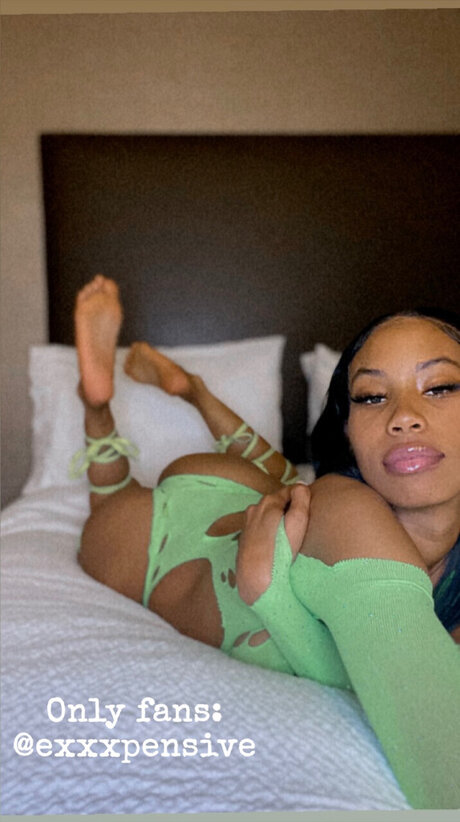 Naken läckt OnlyFans-bild av Exxxpenive The Trophie