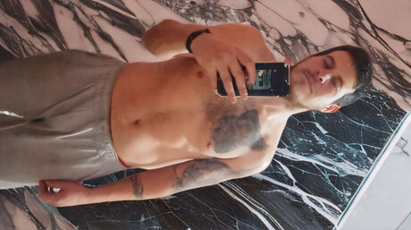 Naken lekkede OnlyFans-bilde av  