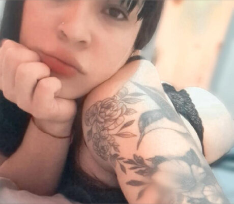 Naakte gelekte OnlyFans-foto van   
