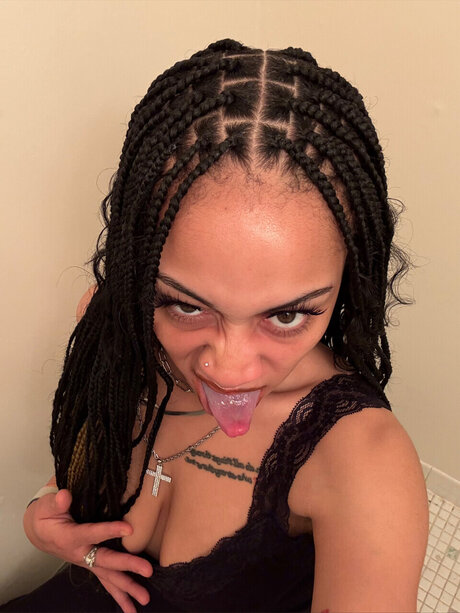 Naken lekkede OnlyFans-bilde av Herb Bae 