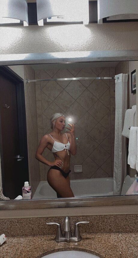 Naken läckt OnlyFans-bild av L