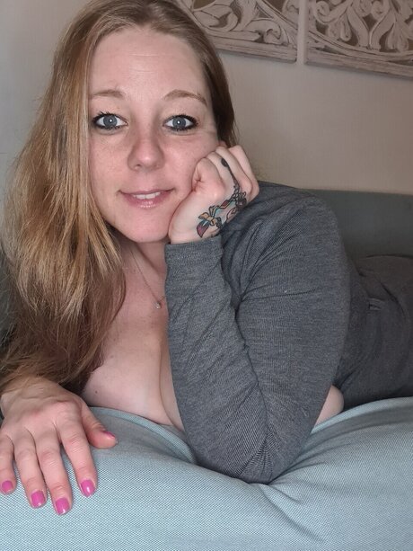Nahá fotka uniklých OnlyFans od Jigglingjune