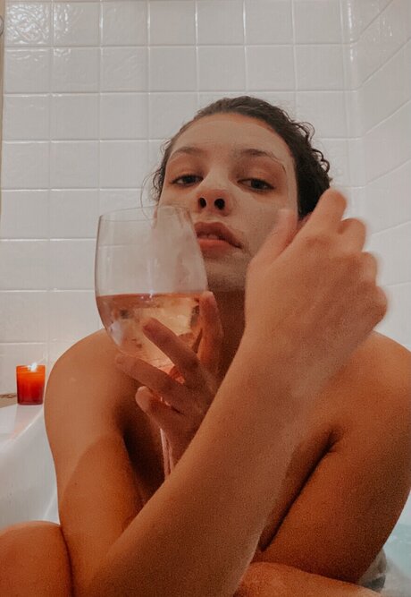 Naakte gelekte OnlyFans-foto van Jaeda Kiss