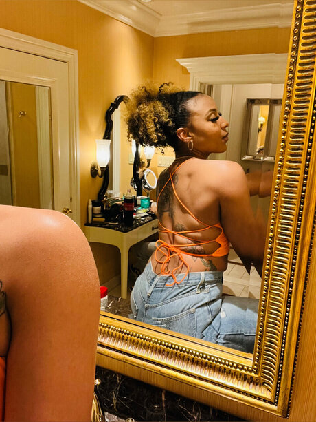 Naken lekkede OnlyFans-bilde av Les Hussle