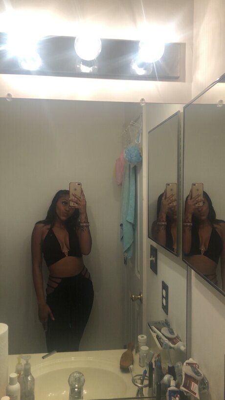 Nahá fotka uniklých OnlyFans od Jayla Hall