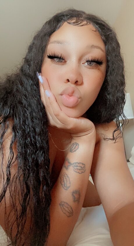 Naakte gelekte OnlyFans-foto van Eryn Cheetah