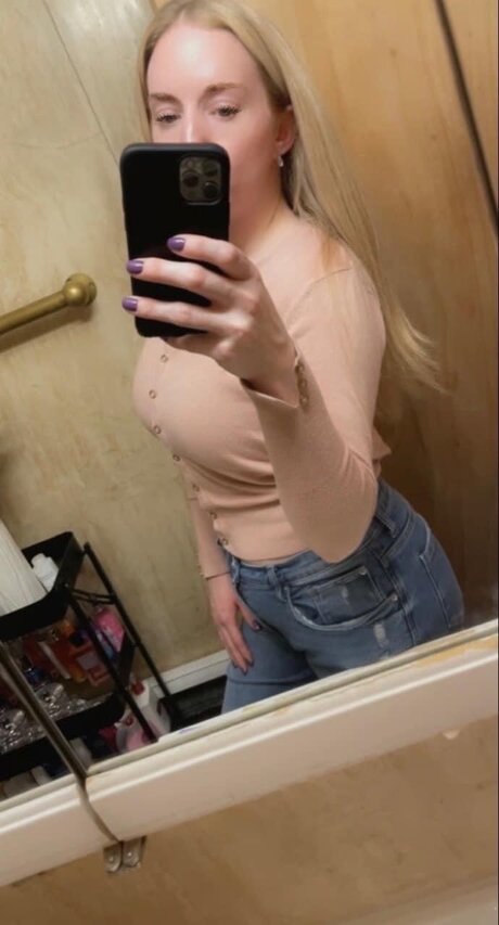 Alaston vuotanut OnlyFans-kuva Emmie