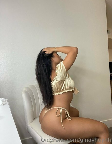 Naakte gelekte OnlyFans-foto van Gina Huynh
