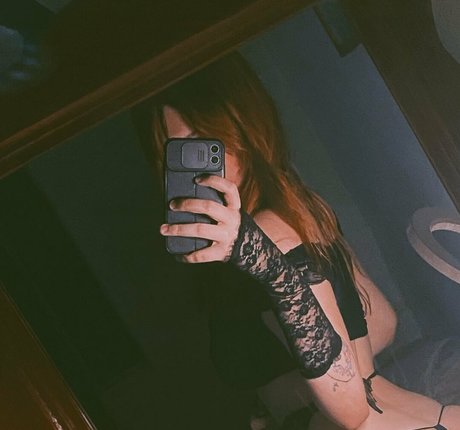 Naken läckt OnlyFans-bild av Foxy Bellyne
