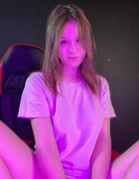 Naakte gelekte OnlyFans-foto van Memozka
