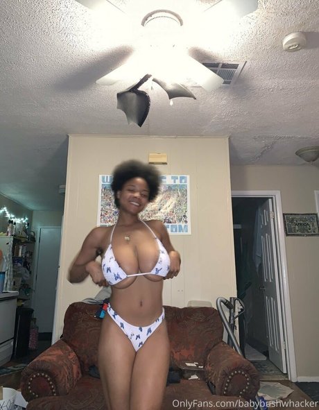 Naken lekkede OnlyFans-bilde av Bush Baby