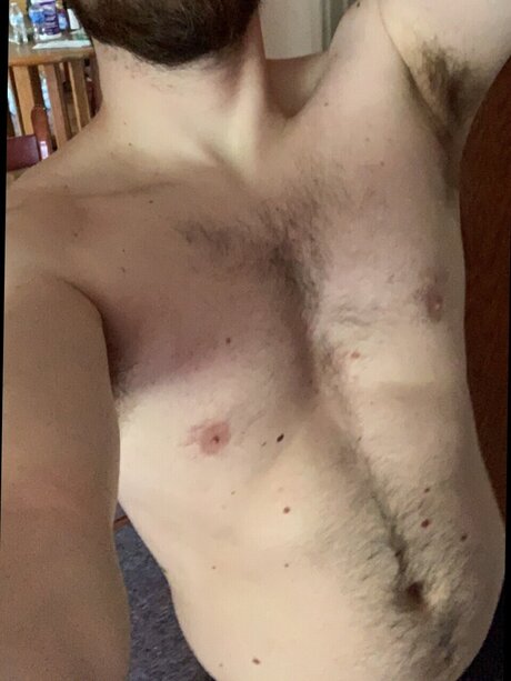 Naken läckt OnlyFans-bild av Muscle Suit Dude