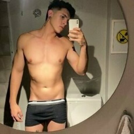 Naken lekkede OnlyFans-bilde av Allan Milani