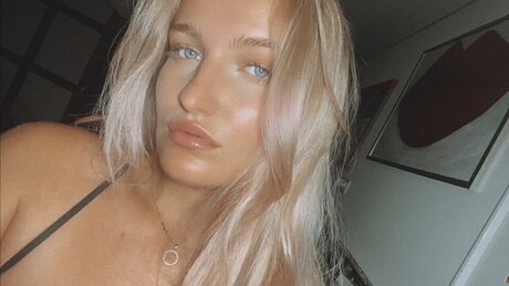 Naken lekkede OnlyFans-bilde av Hellkrz