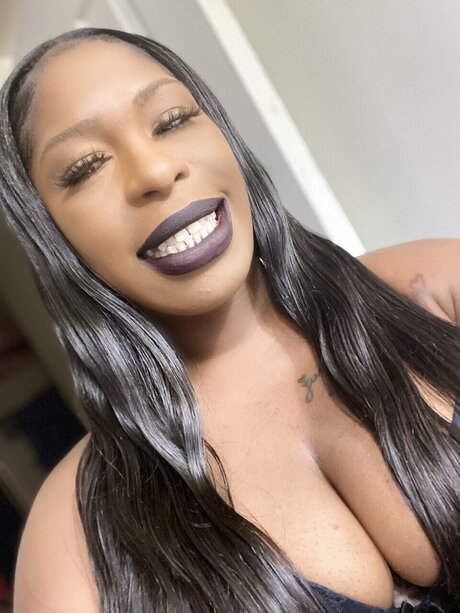 Naakte gelekte OnlyFans-foto van Buffysaintmarie
