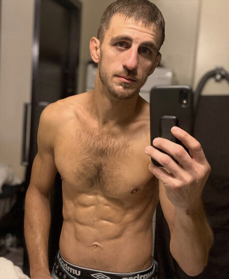Naken lekkede OnlyFans-bilde av Ramon Brzko