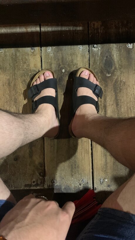 Alaston vuotanut OnlyFans-kuva Happy Feet X