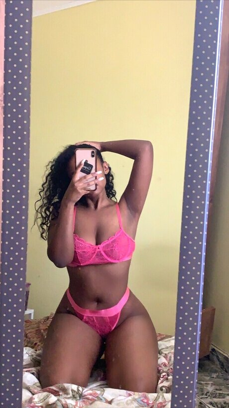 Naken lekkede OnlyFans-bilde av Naya