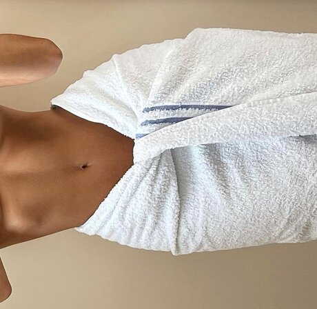 Naken lekkede OnlyFans-bilde av Mika Baby
