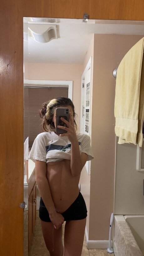 Alaston vuotanut OnlyFans-kuva Lolabanks