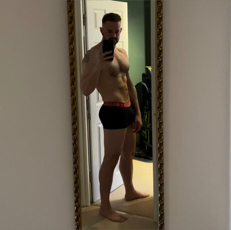 Naken lekkede OnlyFans-bilde av King Barn