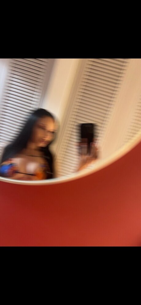 Nahá fotka uniklých OnlyFans od Your Favorite Artist