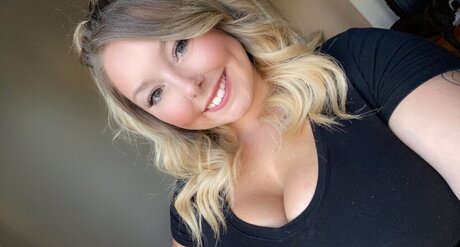 Naken lekkede OnlyFans-bilde av Courtney