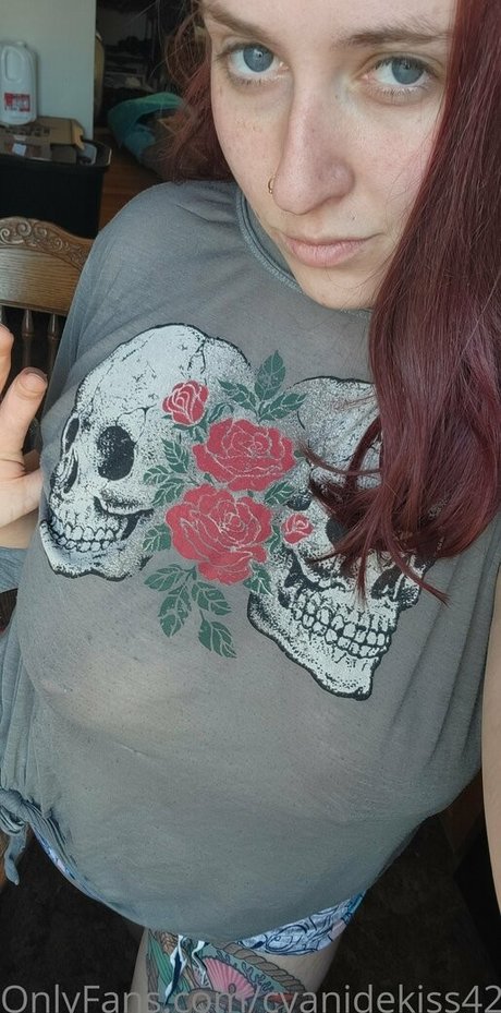 Naken lekkede OnlyFans-bilde av Cyanidekiss420