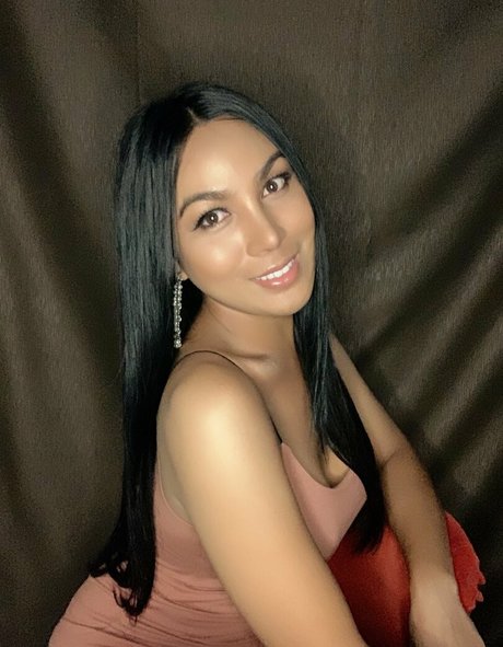 Alaston vuotanut OnlyFans-kuva Emmy Monika