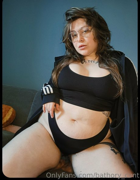 Naken lekkede OnlyFans-bilde av Bathorycvnt