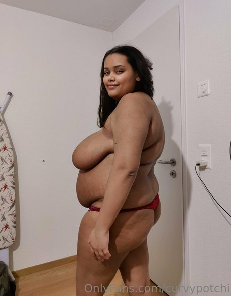 Naken lekkede OnlyFans-bilde av Curvypotchi