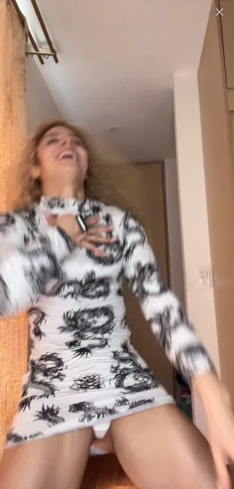 Naken lekkede OnlyFans-bilde av Officialmiel