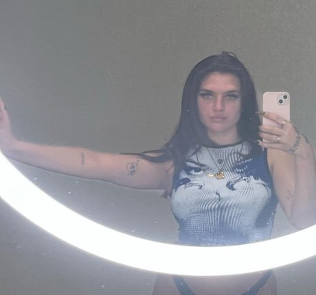 Nahá fotka uniklých OnlyFans od Mae Muller