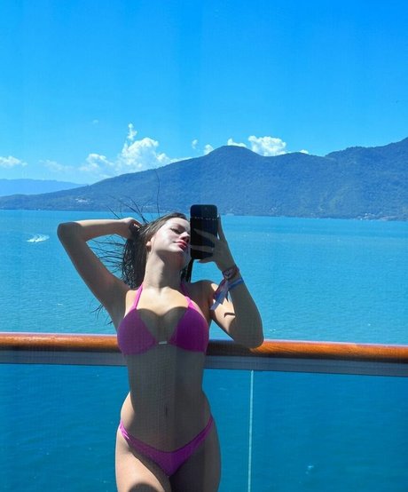 Naken lekkede OnlyFans-bilde av Bela Fernandes