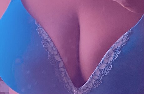 Naken läckt OnlyFans-bild av April Showers