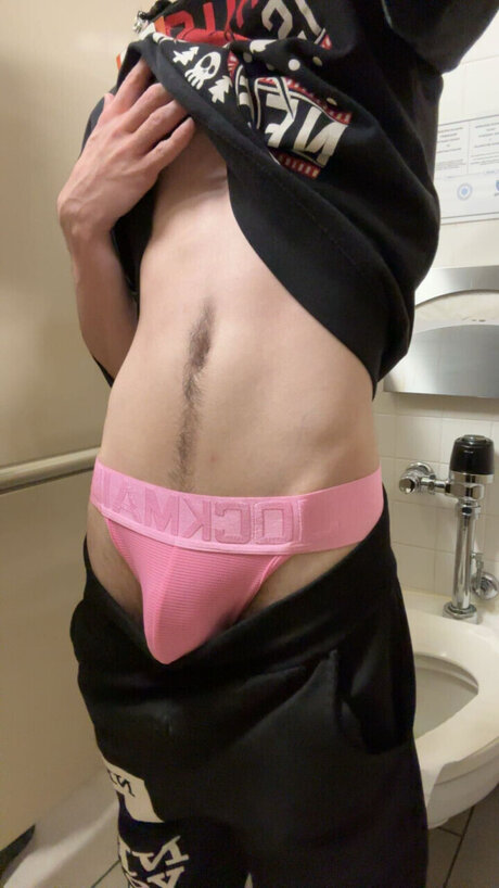 Naken lekkede OnlyFans-bilde av Bottomboinate