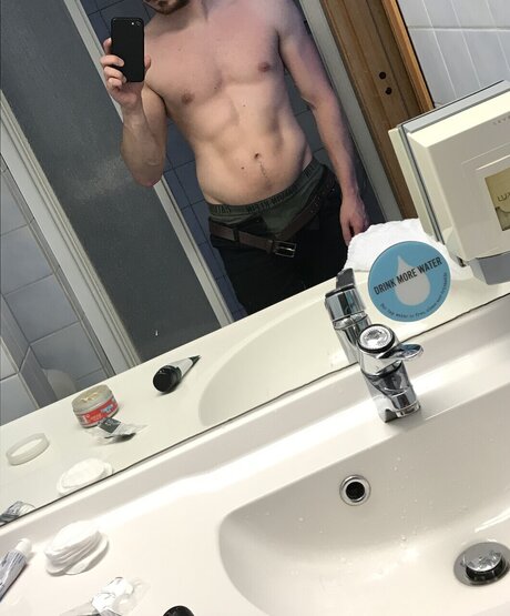 Naken lekkede OnlyFans-bilde av Cumbatescot