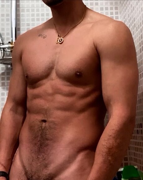 Naken lekkede OnlyFans-bilde av Adriano