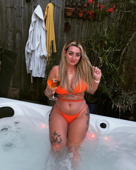 Naakte gelekte OnlyFans-foto van Hannah Screen