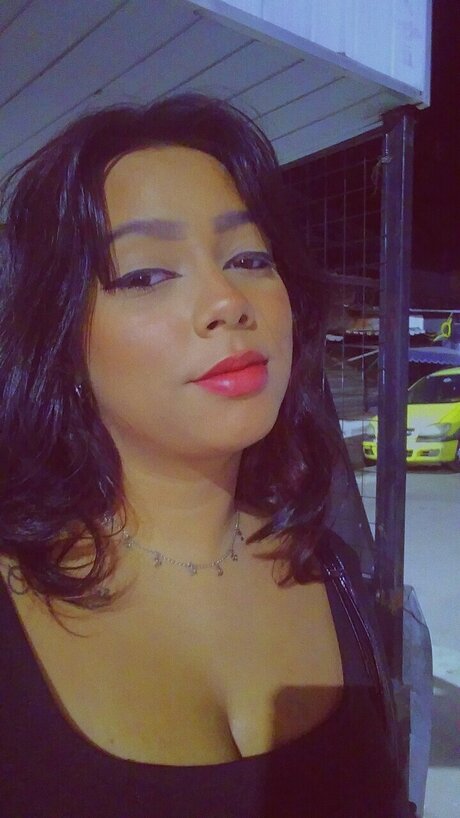 Naken lekkede OnlyFans-bilde av Honey77