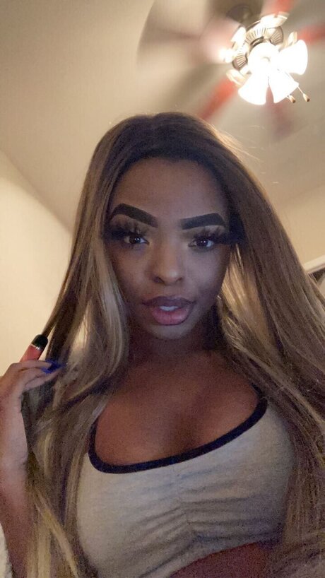 Naakte gelekte OnlyFans-foto van Alesha