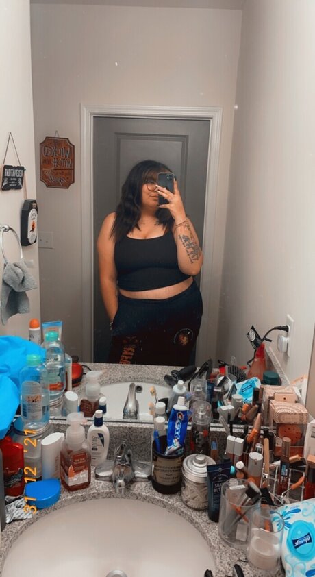Naken lekkede OnlyFans-bilde av Kellwthebigbitties