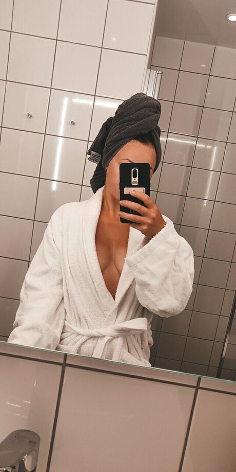 Naken läckt OnlyFans-bild av Swedishskimaskgirl