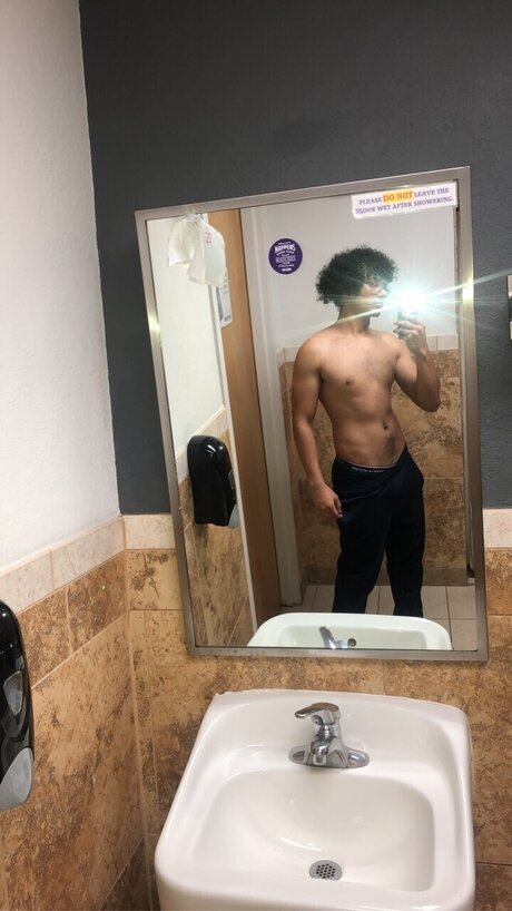 Naken lekkede OnlyFans-bilde av Noname