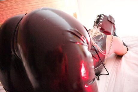 Naken lekkede OnlyFans-bilde av Opulent Restraint